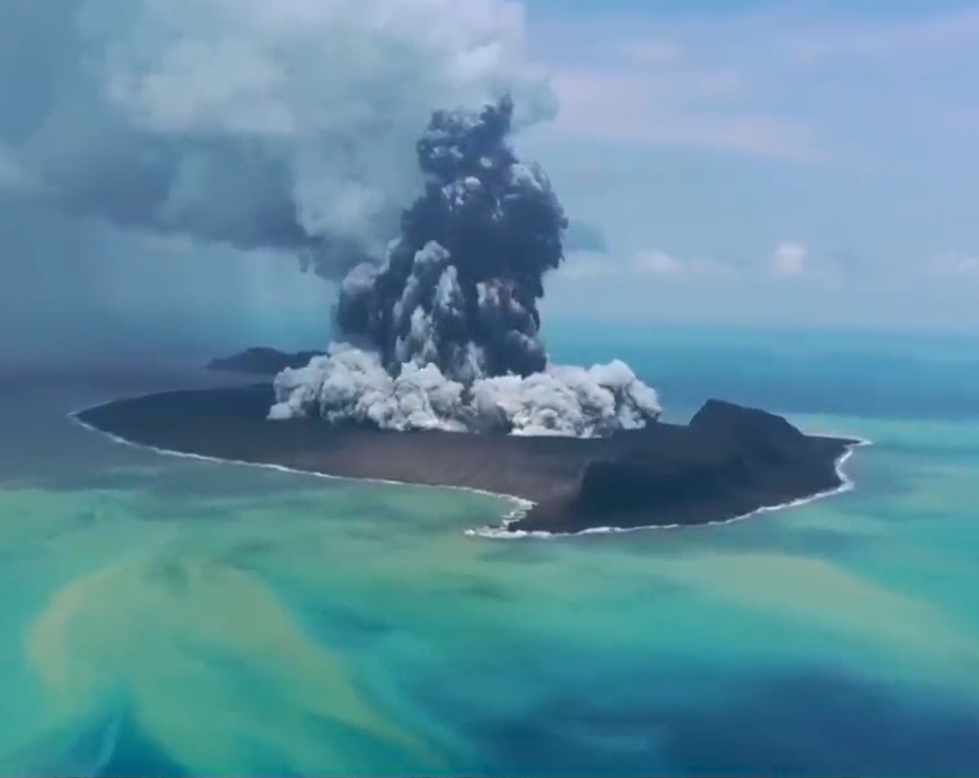 Stunning pictures of volcanic eruption inside the sea captured by ...