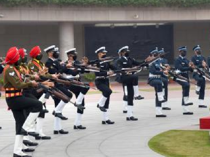 Army personnel paying homage to the martyrs at the National War Memorial.