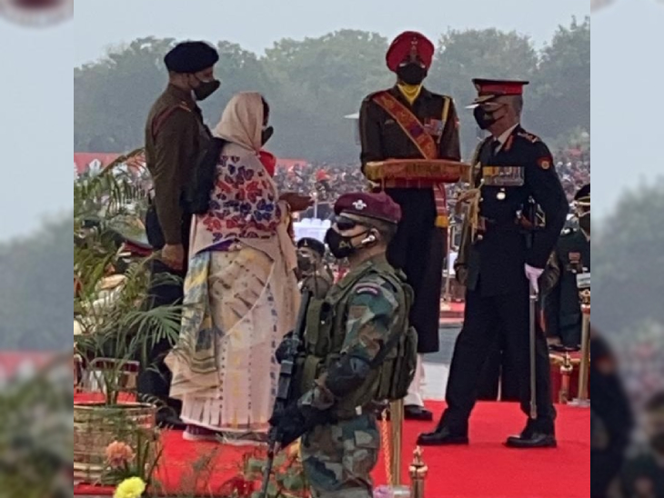 Manoj Mukund Naravane giving the Sena Medal of Gallantry posthumously to the wife of constable Kundan Kumar Ojha, who was martyred during the conflict in Galwan.