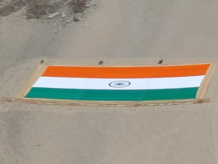 आर्मी डे के मौके पर राजस्थान में जैसलमेर के लोंगेवाल के पास भारत-पाकिस्तान बॉर्डर पर दुनिया का सबसे लंबा तिरंगा प्रदर्शित किया गया।