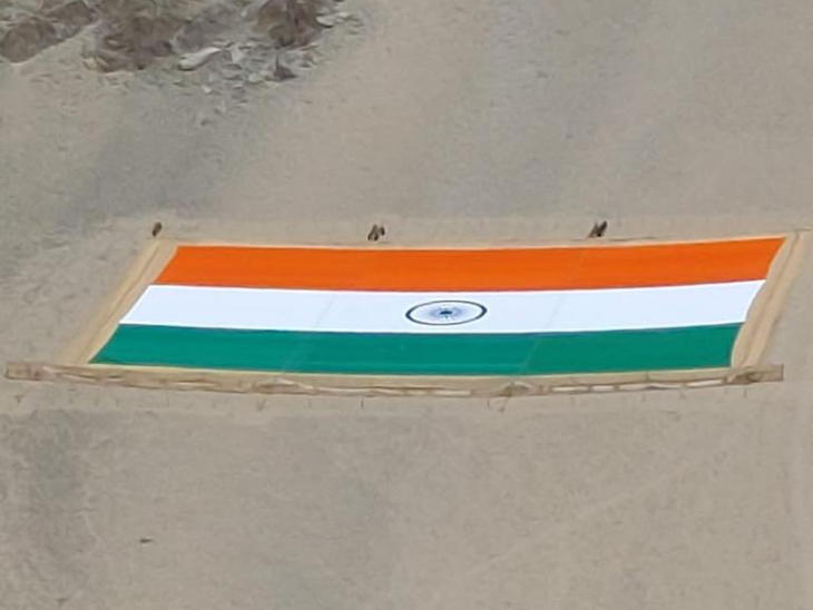 The world's longest tricolor was displayed on the India-Pakistan border near Longewal, Jaisalmer in Rajasthan on the occasion of Army Day.