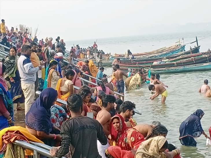 स्नान के दौरान लोगों ने कोराना गाइड लाइन का बिल्कुल भी ध्यान नहीं रखा।