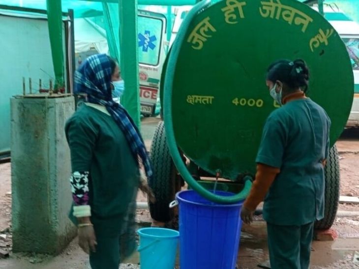 टैंकर से हॉस्पिटल में पानी की सप्लाई की गई।
