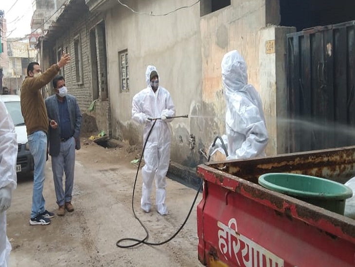 अंबाला कैंट के माइक्रो कंटेनमेंट जोन को सेनिटाइज करते हुए नगर परिषद के कर्मचारी