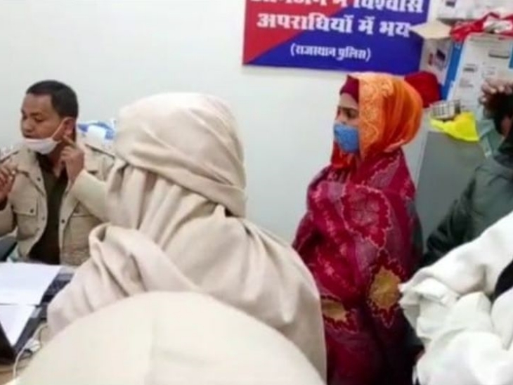 महिला सरंपच ने आरोप लगाया है कि साड़ी और बाल खींचे। महिला जनप्रतिनिधि के गले से सोने की चेन, लॉकेट और मंगलसूत्र आरोपियों ने तोड़ लिए।