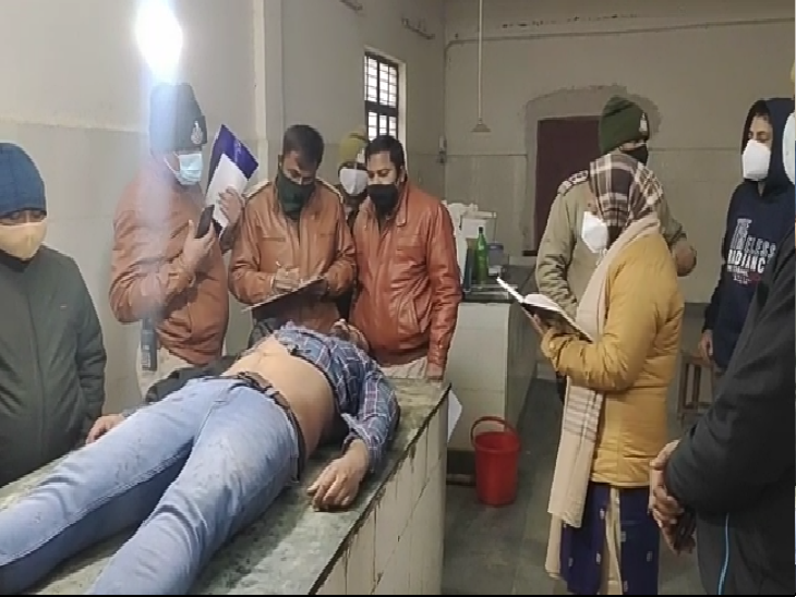मृतक यतेन्द को देखते चिकित्सक
