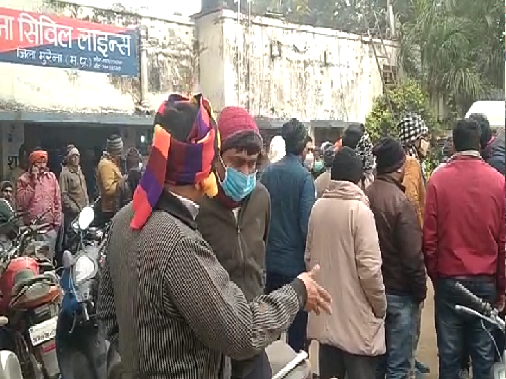 थाने में लोग