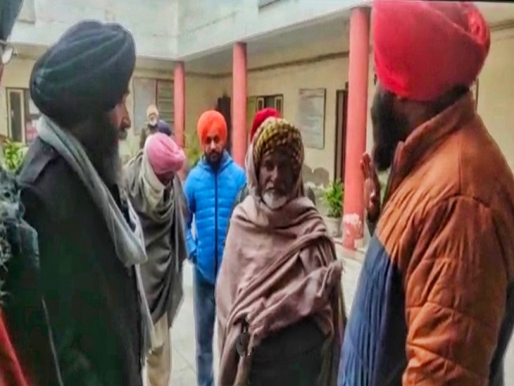 अंबाला शहर थाने में गुरुद्वारा कमेटी के सदस्य व्यक्ति के परिजनों से बातचीत करते हुए