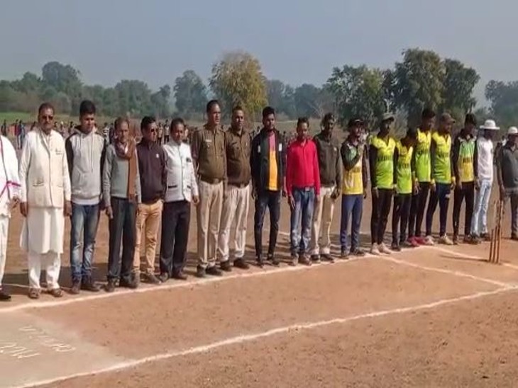 मैच के दौरान शामिल खिलाड़ी और जनप्रतिनिधि अतिथि।