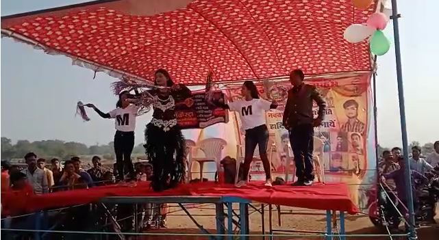 मंच पर चीयर गर्ल्स ने जमकर डांस किया।