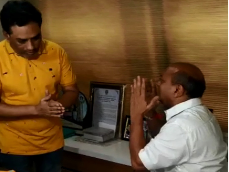 पार्टी में शामिल हों।