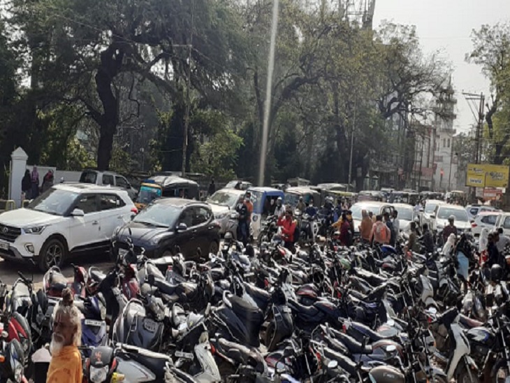 रोड में इस तरह से एक के बाद एक बाइक ही बाइक खड़ी थी।