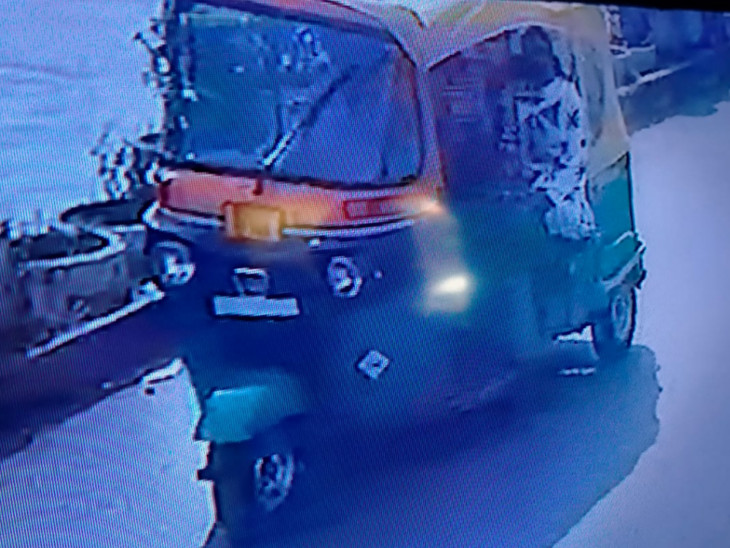 बैंक से दो लाख डॉलर के बाद औधना दीवार आई थी।