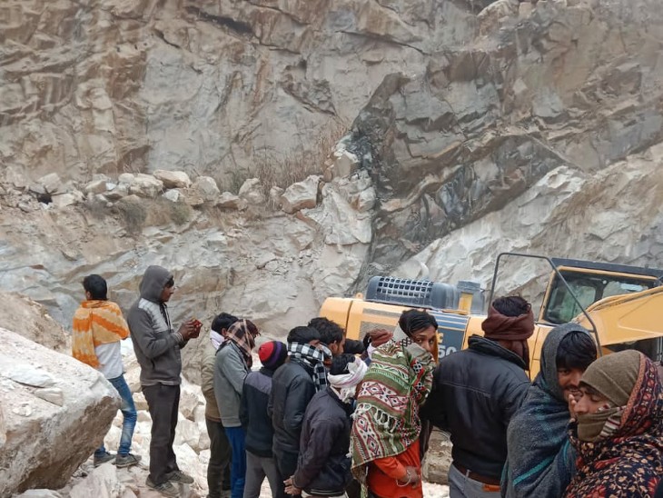 खान ढहने के बाद रेस्क्यू जारी और ग्रामीणों की भीड़।