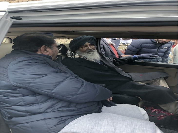 वोट के बाद के बाद के साथ मतदाताओं के साथ अभय चतुर्भुज।