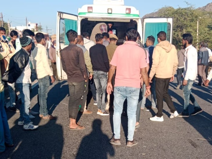श्पाली जिले के सबलपुरा के निकट सड़क हादसे के बाद मौके पर जमा भीड़।