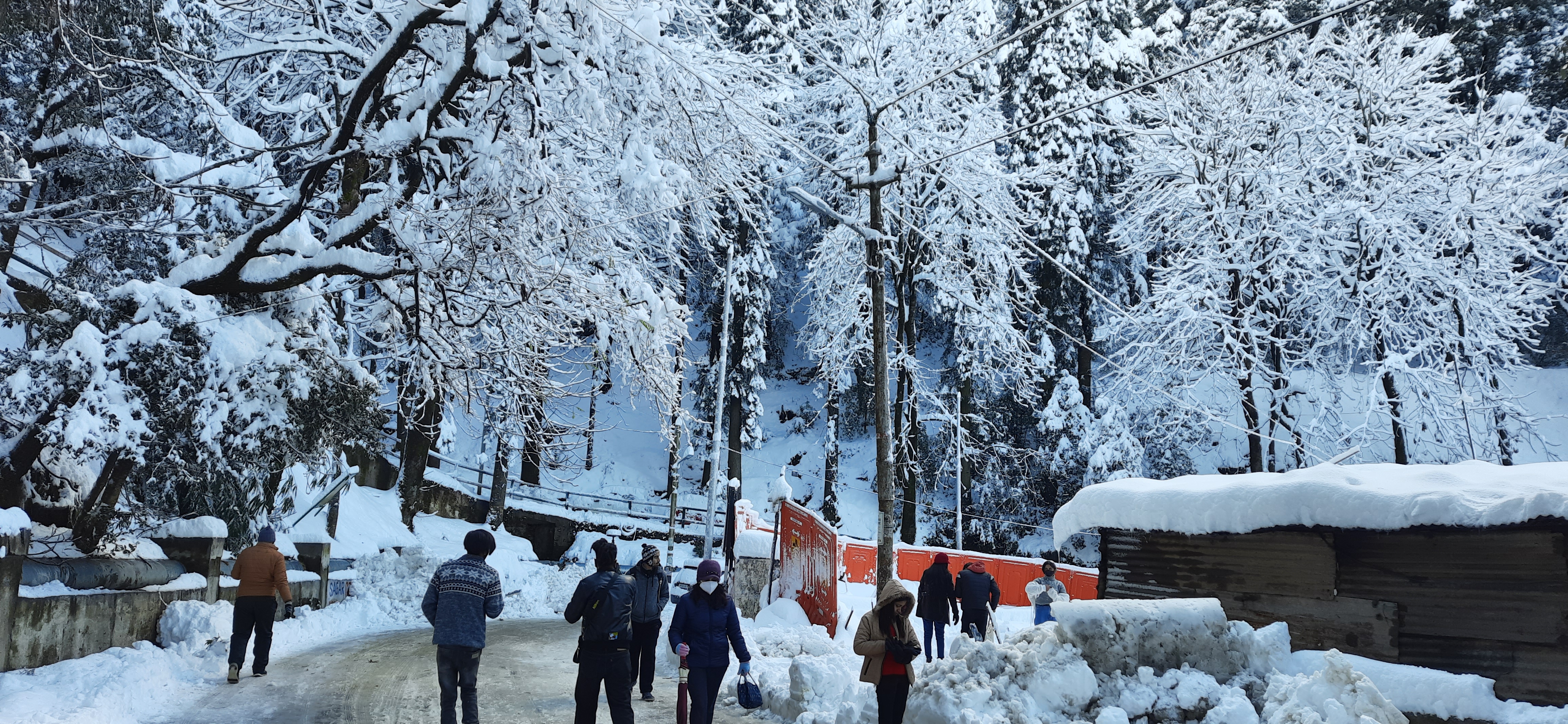 शांत के IGMC मार्ग पर पहली बार प्रसारण के बाद का दृश्य।
