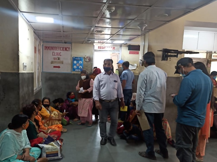आईजीएमसी में टेस्ट करवाते मरीज और मरीज परिजन।