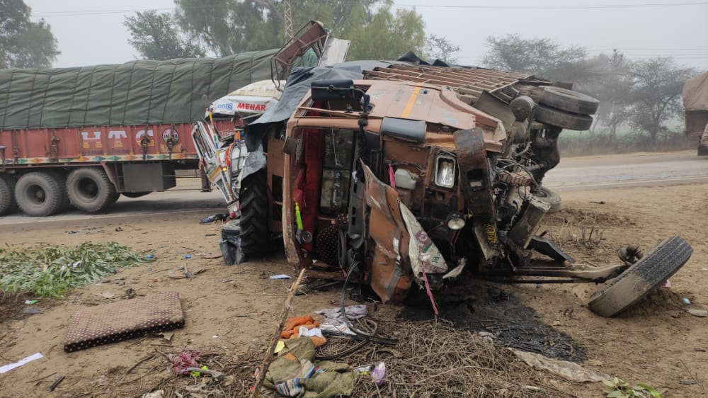 सूरतगढ़ में नेशनल हाईवे- 62 पर गांव पालीवाला के पास हादसे के बाद पलटा टैंकर।