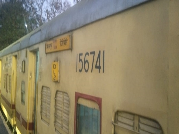 कोचिंग डिपो में सफाई के लिए ट्रेन गई थी।