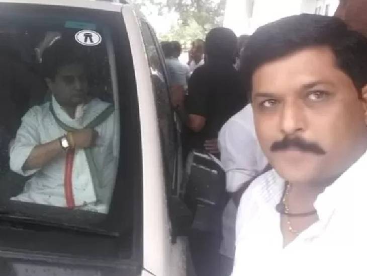 सांसद बनने से पहले केपी यादव ने सिंधिया के सामने सेल्फी ली। (फाइल)