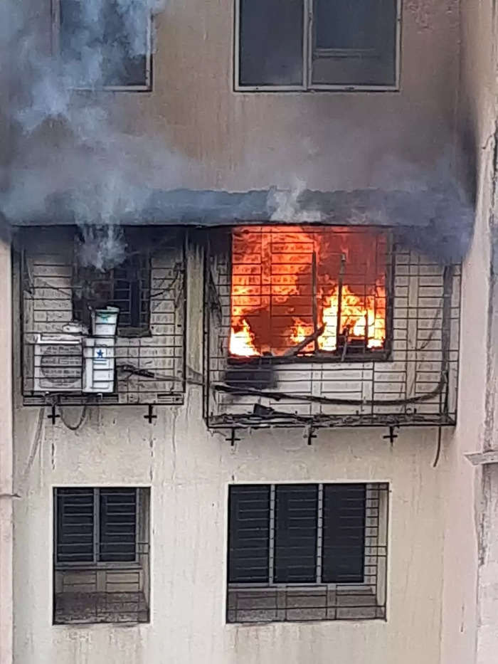 हादसा सुबह 7:30 बजे हुआ। आग लगने के बाद सोसाइटी में भगदड़ से मच गई।