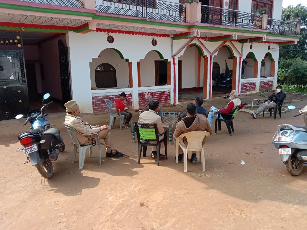 कार्रवाई करती हुई EOW की टीम।