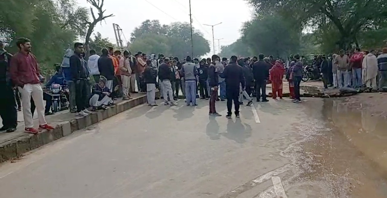 थाने के आगे बंद किया रोड