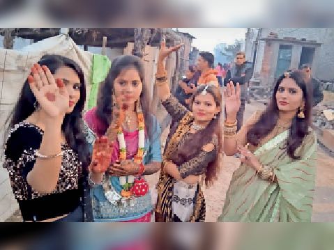 Bundi. Babulal Meghwal's sixth daughter Draupadi is getting married in Chadi village on Monday. The marriage ceremony is going on in the house. Bride with friends. - Dainik Bhaskar