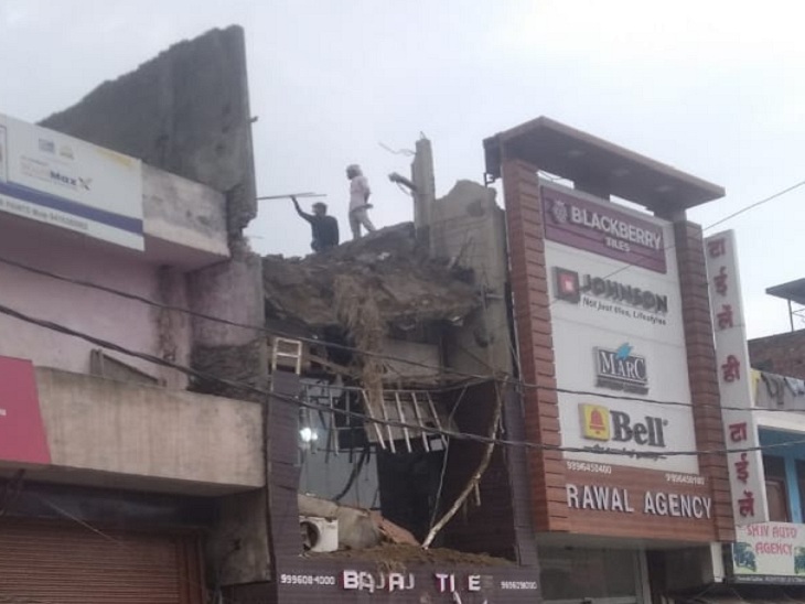 बिना सुरक्षा प्रबंध के ही बिल्डिंग की छत पर राहत कार्य में जुटे रहे मजदूर।