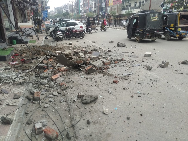 बिल्डिंग से टूटकर दिल्ली रोड पर गिर मलबा।
