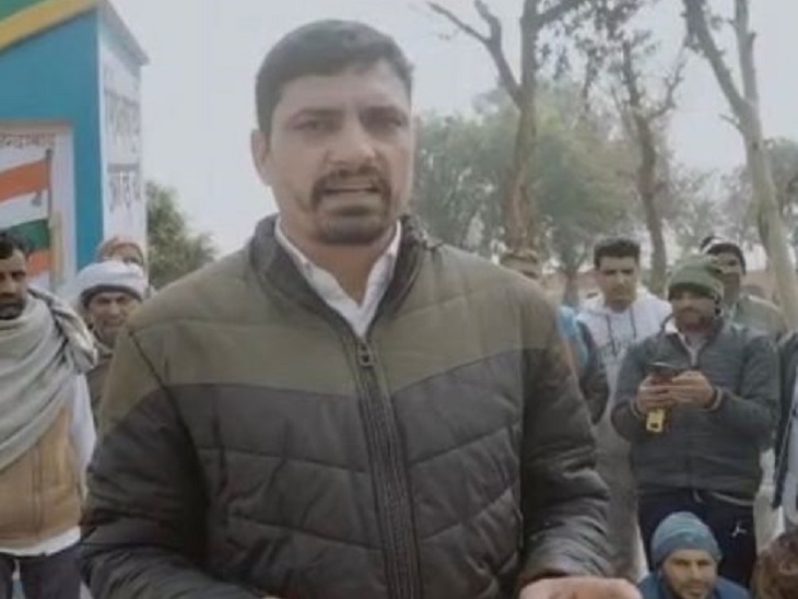 बैठक में स्कूल खोलने के फैसले की जानकारी देते ग्रामीण।