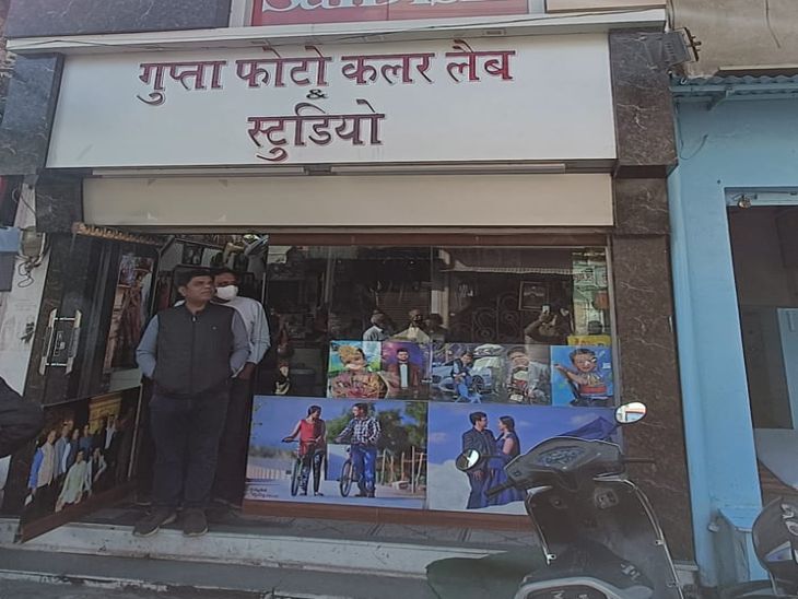 छत के रास्ते से घुसे चोर; नगदी, कैमरे और जेवरात सहित DVR भी ले गए