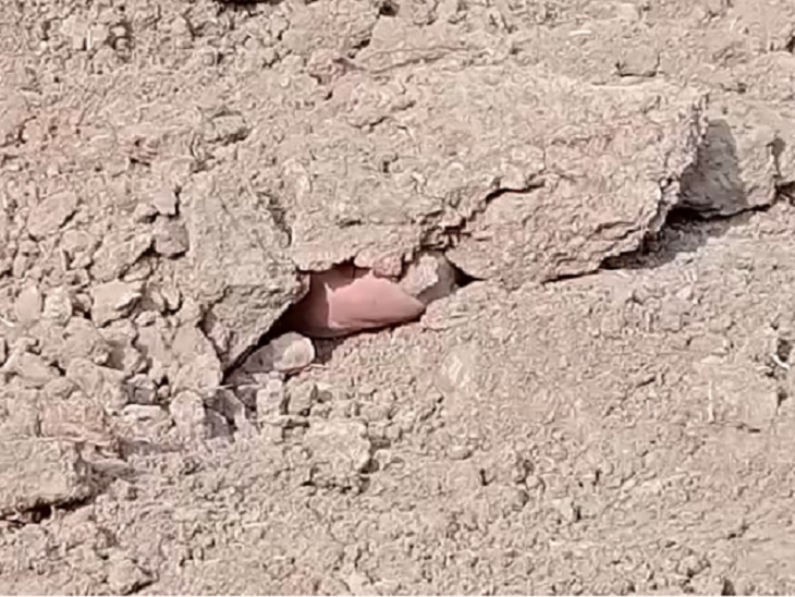 पत्थर और मुरुम के नीचे दबा हुआ था बच्चे का शव।