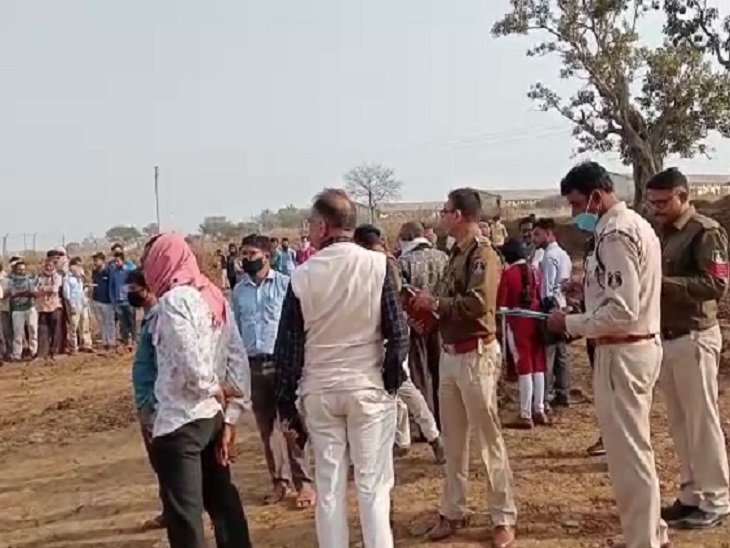 शव मिलने की सूचना के बाद मौके पर पहुंची पुलिस।