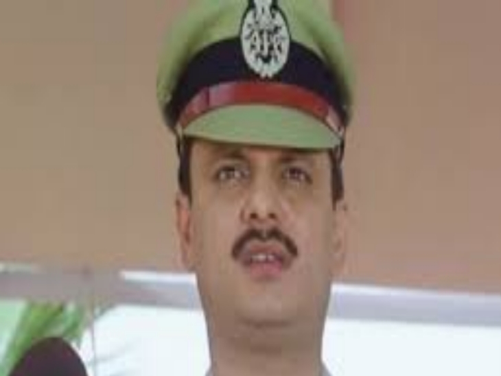 वर्दी में राजेश्वर सिंह