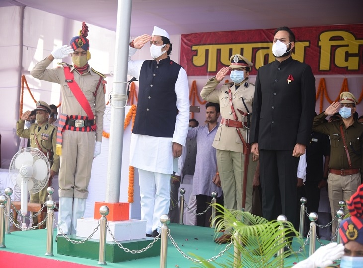 बिलासपुर के पुलिस ग्राउंड में आयोजित 73वें गणतंत्र दिवस पर संसदीय सचिव विकास उपाध्याय ने ध्वजारोहण किया है।