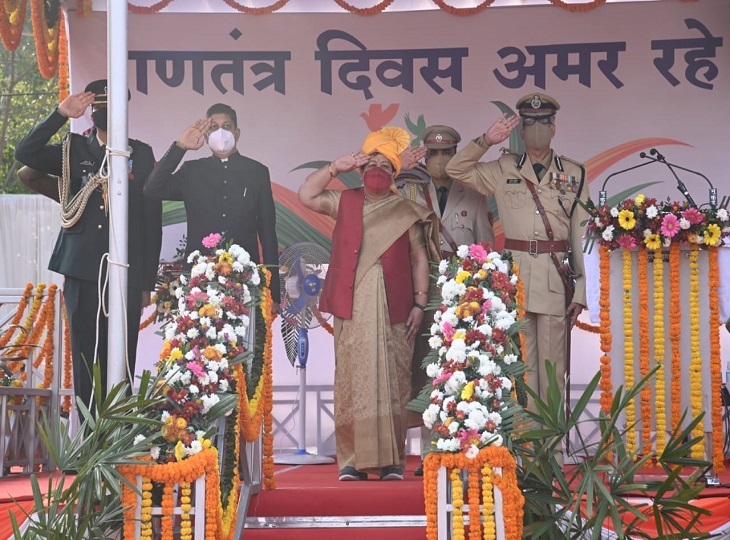 रायपुर के पुलिस परेड ग्राउंड में राजयपाल अनुसुइया उइके ने राष्ट्रध्वज को सलामी दी।