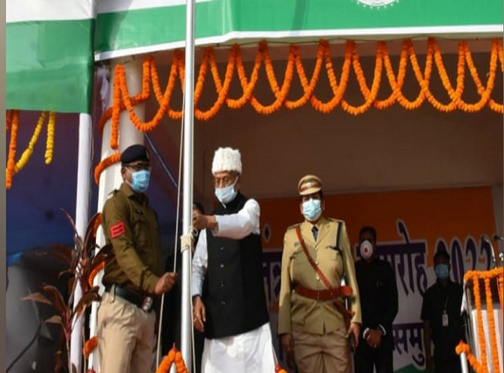 महासमुंद में गृहमंत्री ताम्रध्वज साहू ने मिनी स्टेडियम में आयोजित समारोह में तिरंगा फहराया। परेड की सलामी ली। गृह मंत्री ताम्रध्वज साहू ने 19 शहीदों के परिजनों से मुलाकात की और उन्हें शाल व श्रीफल देकर सम्मानित किया।