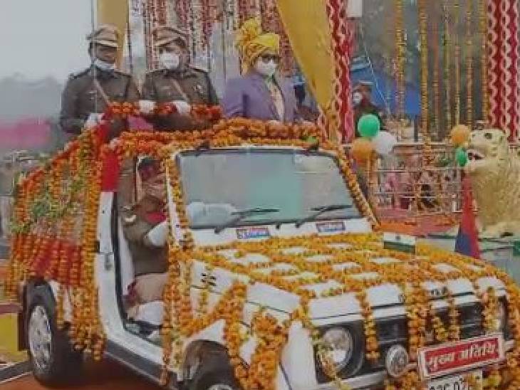 मुख्य अतिथि ने परेड की सलामी ली।