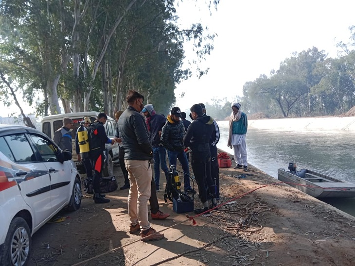 Police and players gathered to look for a player on the channel. - Dainik Bhaskar