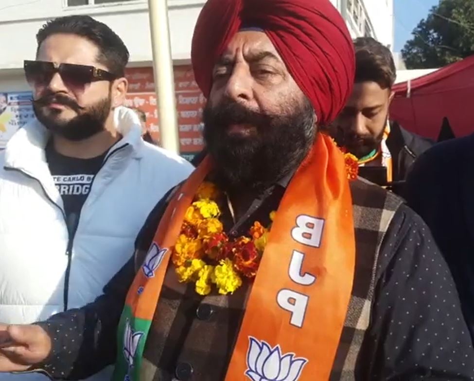 टिकट मिलने के बाद जालंधर में भाजपा कार्यालय में पहुंचे मक्कड़।