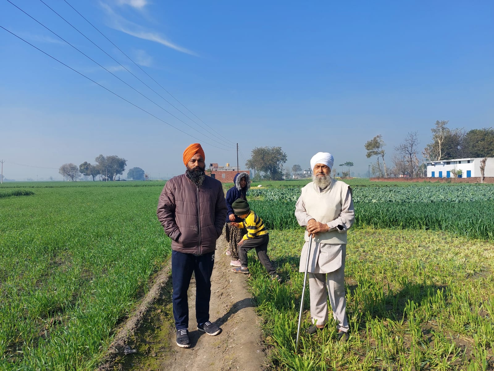 लुधियाना जिले के समराला में ओटालां गांव के किसान हरदीप सिंह और उनके साथी किसान