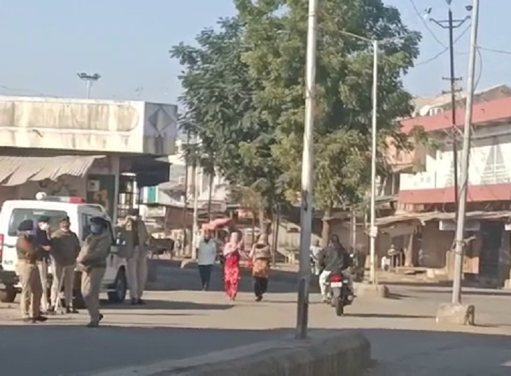 Due to the situation of tension, the police are stationed everywhere in the town.