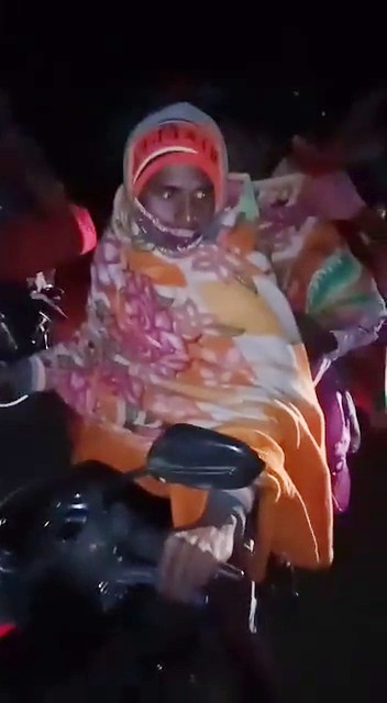 इसी बाइक पर बच्चे को लेकर हॉस्पिटल से गांव तक पहुंचे माता-पिता।