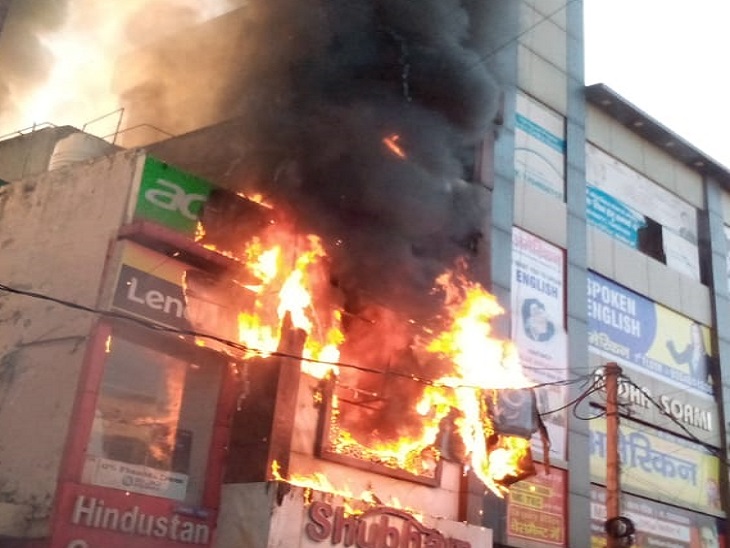 शुभम कार पैलेस में भड़की आग।