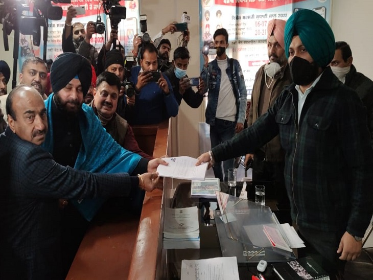 अमृतसर ईस्ट से अपना नामांकन दाखिल करते नवजोत सिद्धू।