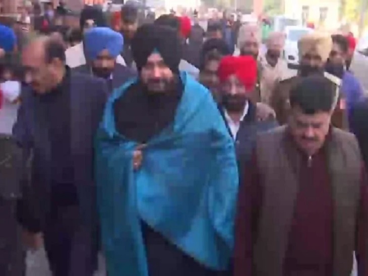 नामांकन भरने जाते पंजाब कांग्रेस प्रधान नवजोत सिद्धू।