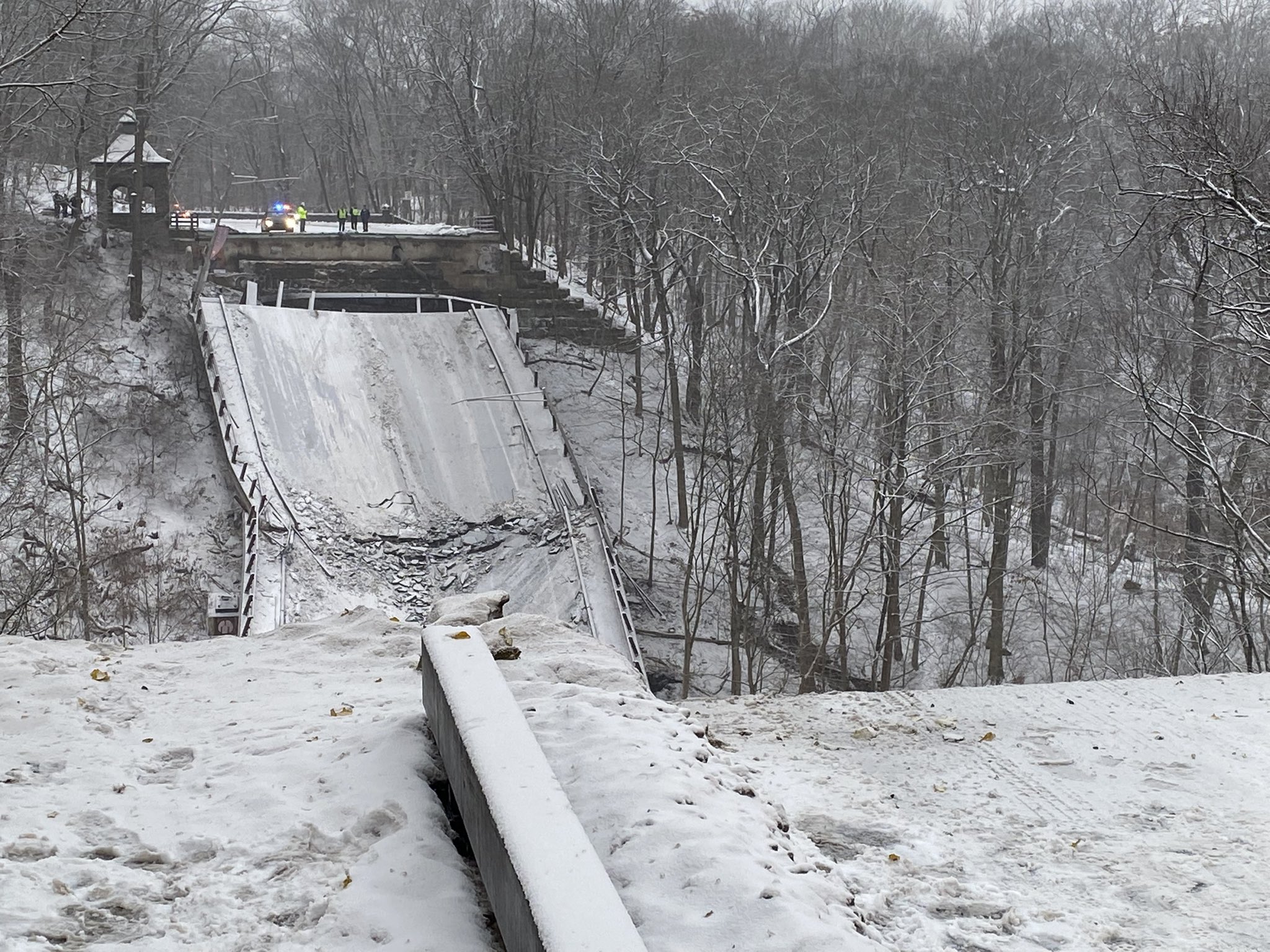 Due to the collapse of the bridge, the pipeline got damaged due to which a pungent odor spread in the area.