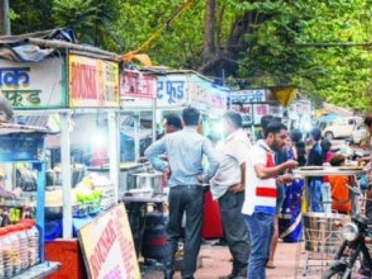 मोरहाबबादी में इन दुकानों पर शहर के लोग शाम गुजारते हैं।